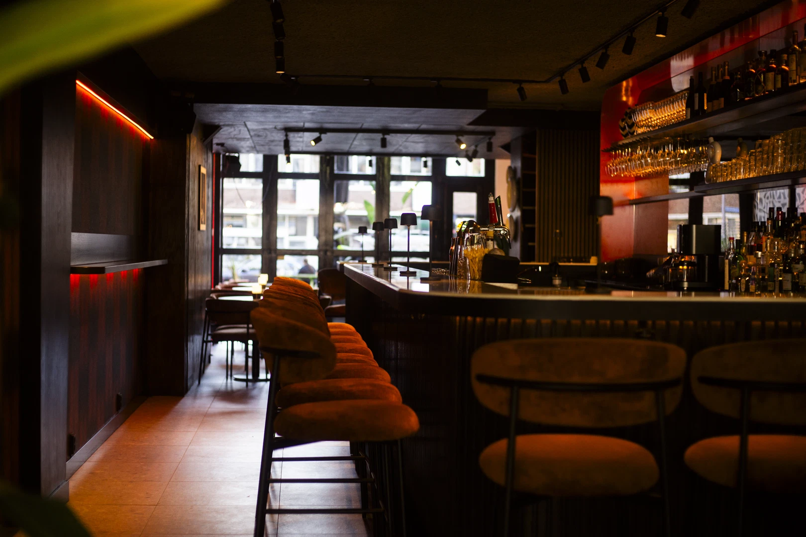 Interieur van Alba in Rotterdam met bar en barkrukken