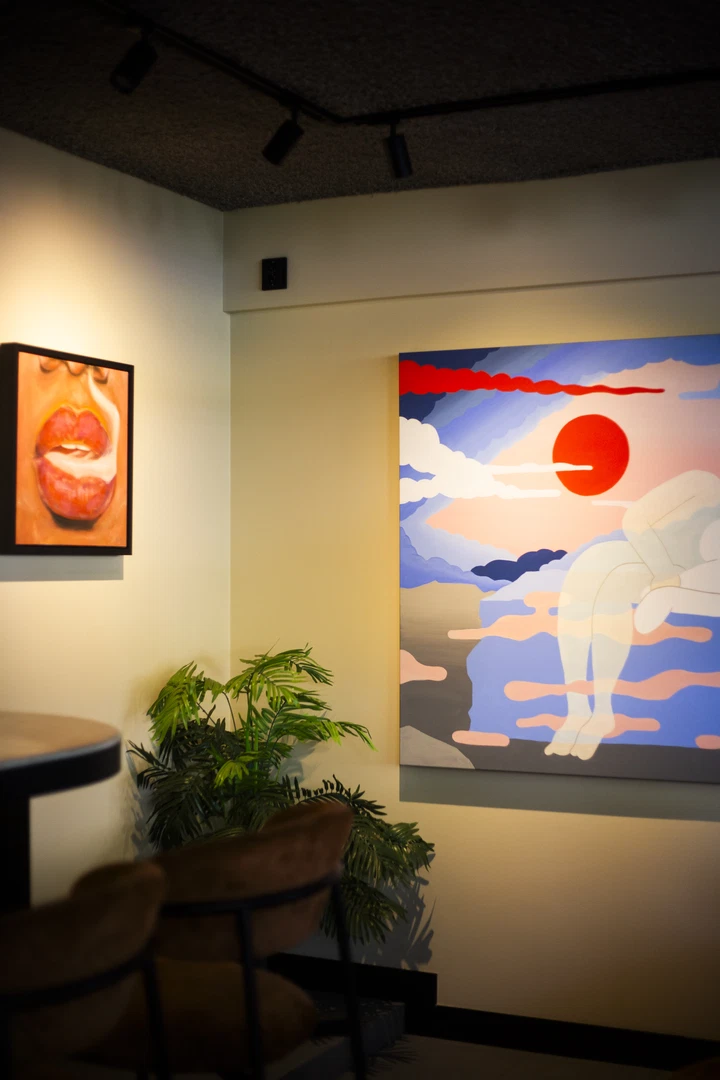 Zithoek bij Alba met kunst aan de muur