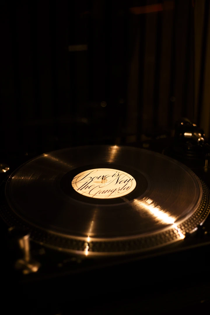 Vinylplaat op de draaitafel bij Alba